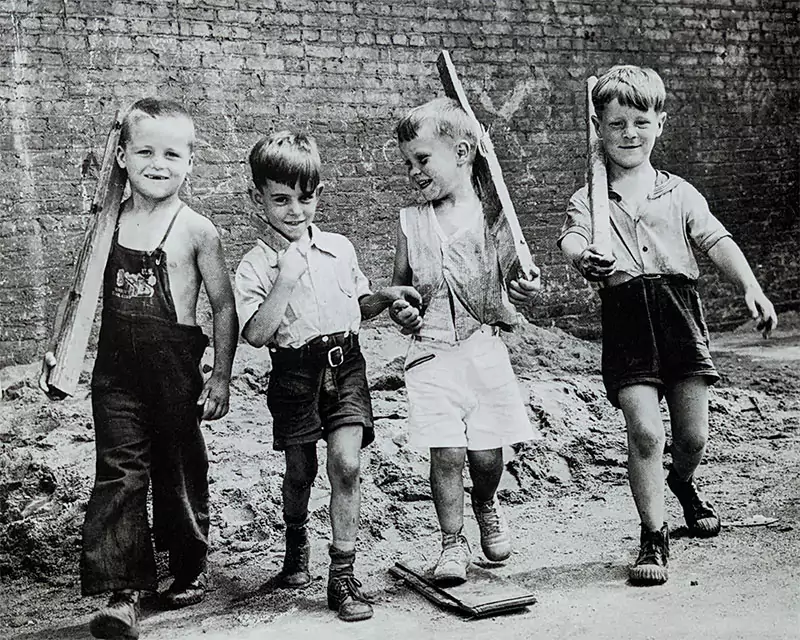 kids game - Marching - 1943