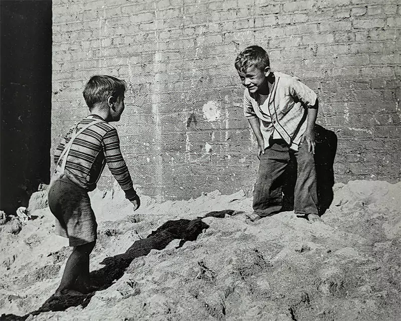 Kids game - King of the Hill - 1943